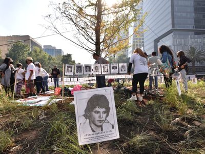La glorieta ya tiene ahuehuete… pero víctimas de desaparecidos piden renombrarla