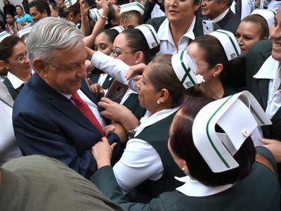AMLO promete en dos años atención médica como en Canadá, Reino Unido y Dinamarca