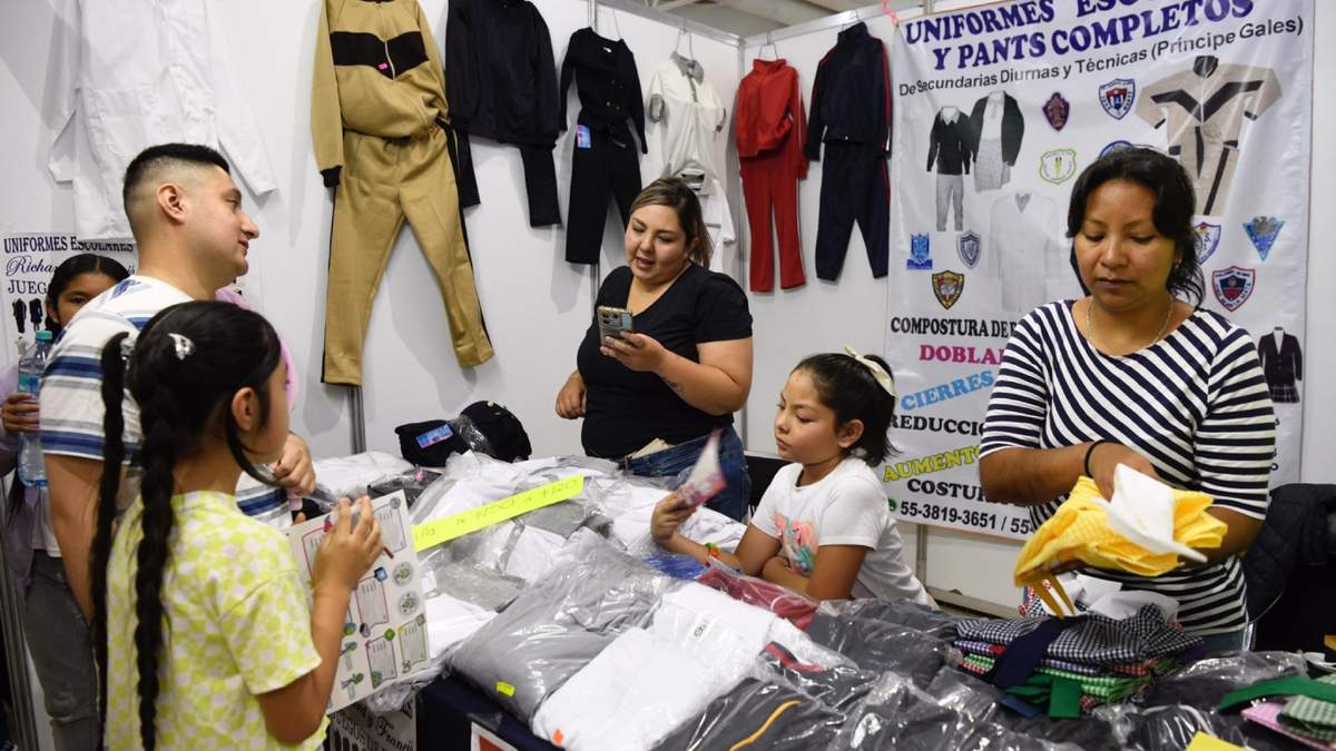 Venta de uniformes previo al regreso a clases en 2025