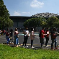 Jóvenes saturan centros de vacunación del Palacio de los Deportes y la Biblioteca Vasconcelos