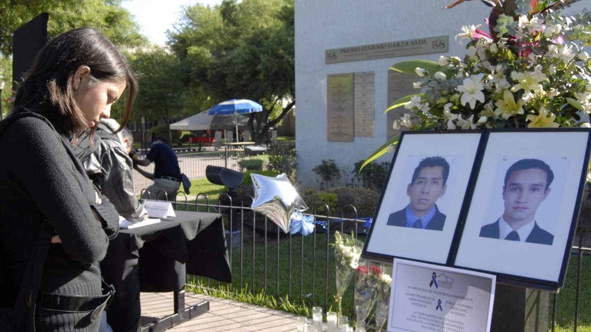 Altares colocados por alumnos del Tec de Monterrey, en honor de Jorge Antonio Mercado Alonso y Francisco Javier Verdugo Arredondo