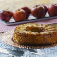 Torta invertida de manzana express: en 15 minutos y sin prender el horno, un clásico para el mate