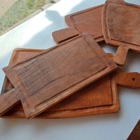 Con dos tablitas de picar de madera, podés hacer este canastito estilo campestre para tu cocina, que es un sueño