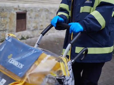 España investiga el misterio del cartero que se quedó con 20 mil cartas ajenas