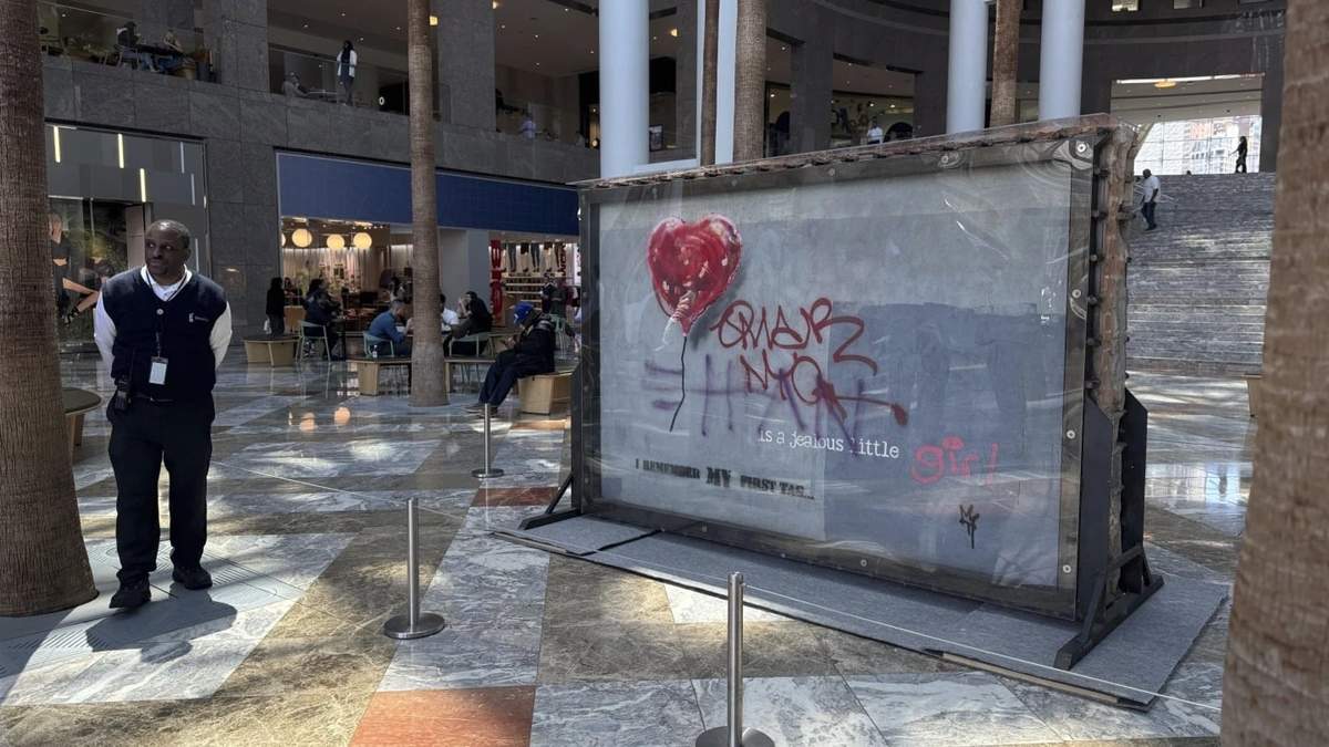 La pintura 'Corazón roto' de Banksy, desfigurada en una pared de Brooklyn, está a la venta