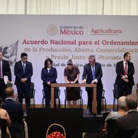 Sheinbaum firma acuerdo para bajar el precio del jitomate