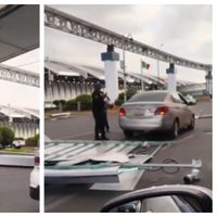 AICM: Se desprende estructura de un puente peatonal y cae sobre conductora (Video)
