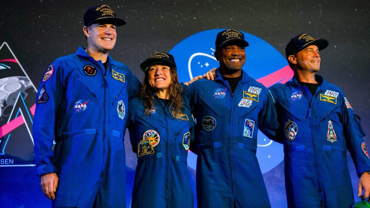 De izquierda a derecha, Jeremy Hansen, Christina Koch, Victor Glover y Reid Wiseman, la tripulación del Artemis II, durante una rueda de prensa tras su misión en órbita lunar, en Houston, el sábado 11 de abril de 2026
