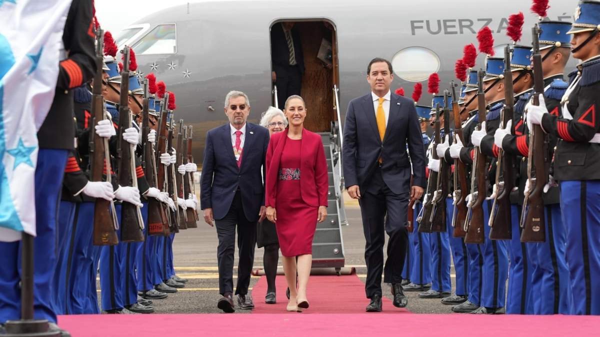 Sheinbaum llega a Tegucigalpa, Honduras, fue recibida por el secretario privado de la presidenta Xiomara Castro Sarmiento, Héctor Manuel Zelaya Castro