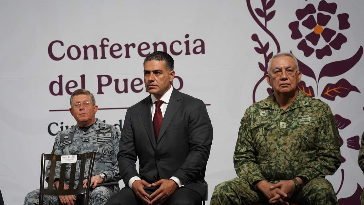 El secretario de Seguridad, Omar García Harfuch en la conferencia matutina de este 22 de abril, acompañado del secretario de Defensa, Ricardo Trevilla Trejo, y el comandante de la Guardia Nacional, Hernán Cortés Hernández