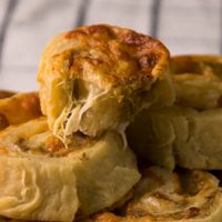 Rolls de queso: una receta fácil y riquísima para acompañar los mates de la tarde