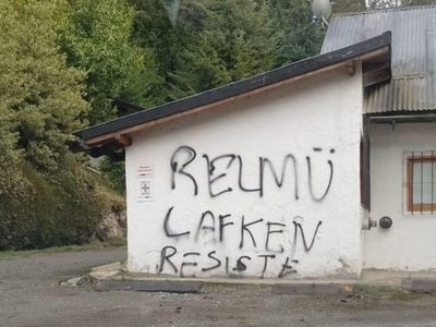 Villa La Angostura: pintadas a favor del pueblo mapuche en la Capilla de la Asunción y la parroquia