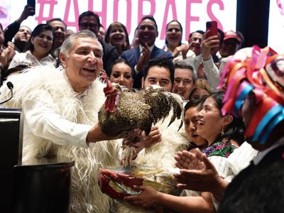 Adán Augusto no asistió a registrar su candidatura, envío a diputados y se reunió con simpatizantes