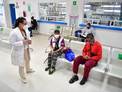 AMLO presume que abasto de medicamentos llegó al 90%