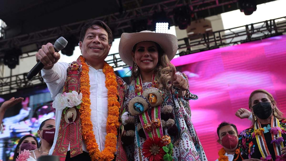 Mario Delgado acompaña a Evelyn Salgado en un evento en Guerrero