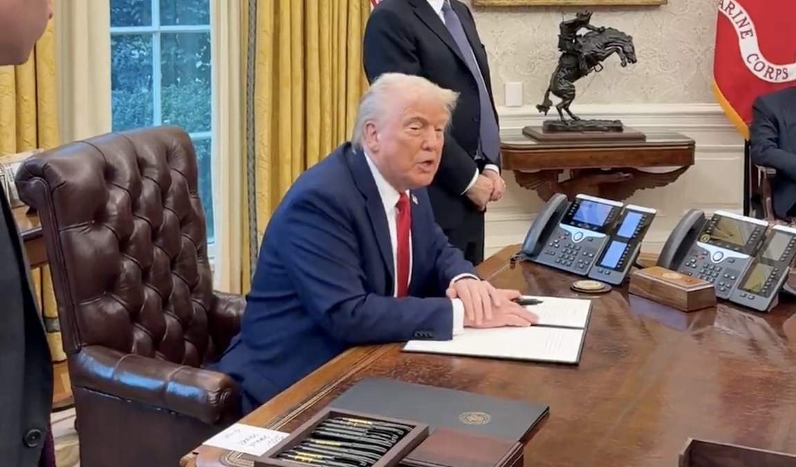 Trump, entrevistado en la oficina Oval de la Casa Blanca