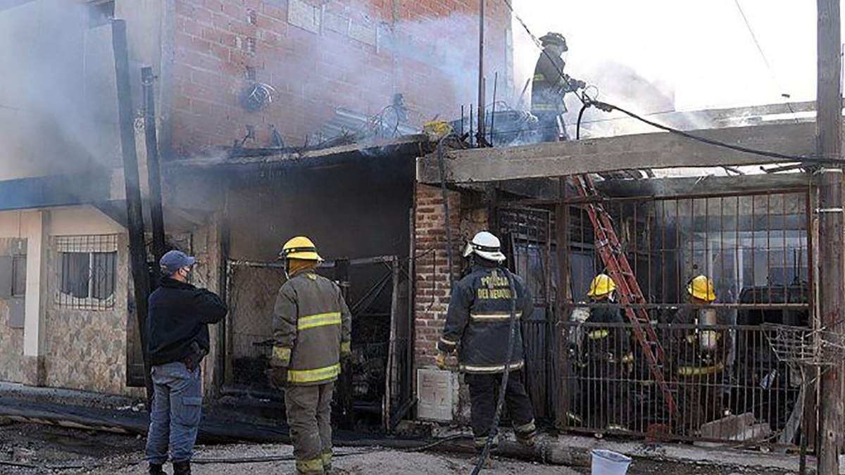 Los bomberos acudieron rápidamente al lugar. Fuente: (Twitter)
