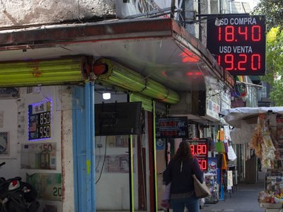 El peso cerró julio con ganancias y es la segunda moneda con mayor apreciación frente al dólar