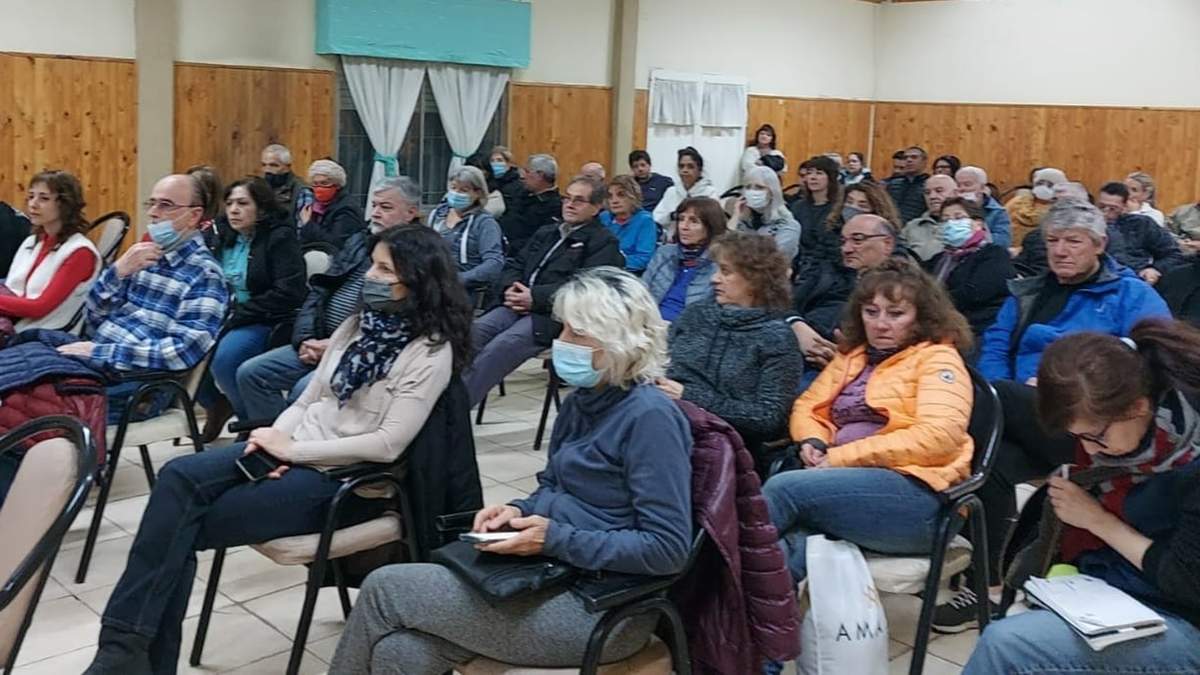 Durante la reunión se acordó trabajar en conjunto entre vecinos y policías de la zona. Fuente (Neuquén informa).
