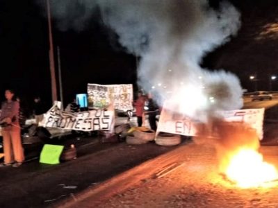 Trabajadores de Desarrollo Social cortan la Ruta 22 en Arroyito: rechazan resultados de concurso