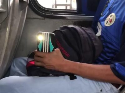 Mujer confronta a sujeto que le grabó las piernas en un camión en pleno 8M