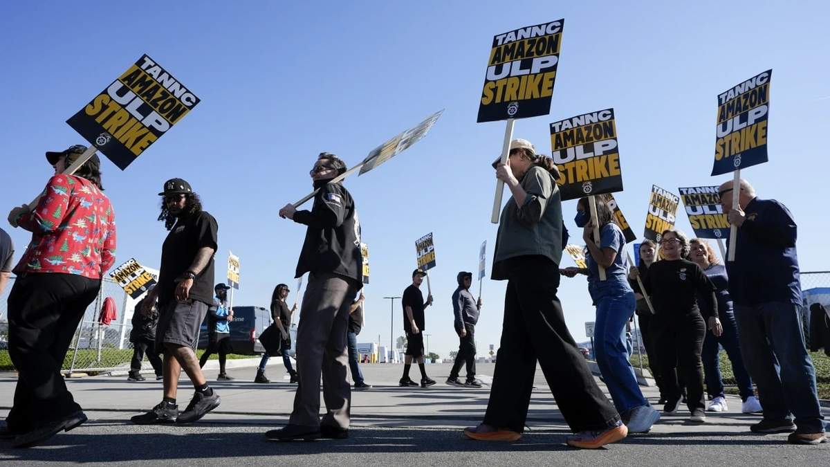 Los trabajadores de Amazon y Starbucks están en huelga. Trump podría tener algo que ver