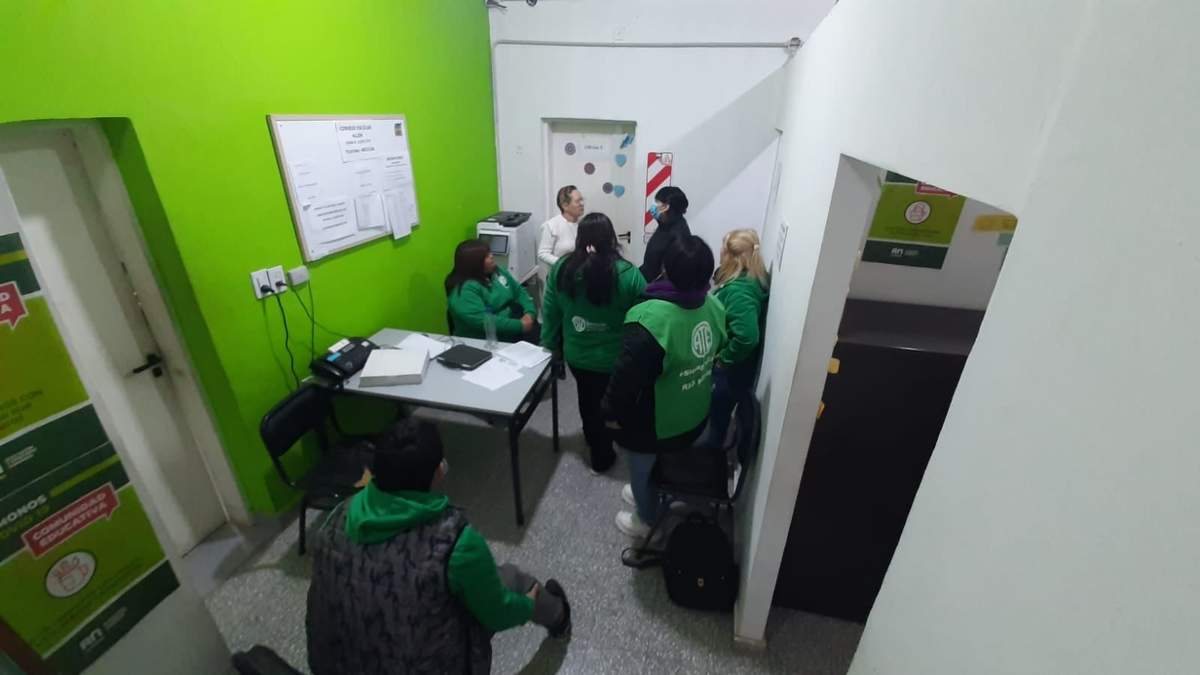 Referentes de ATE lograron que se restituya el sueldo a la trabajadora del Consejo Escolar. Fuente: prensa ATE.