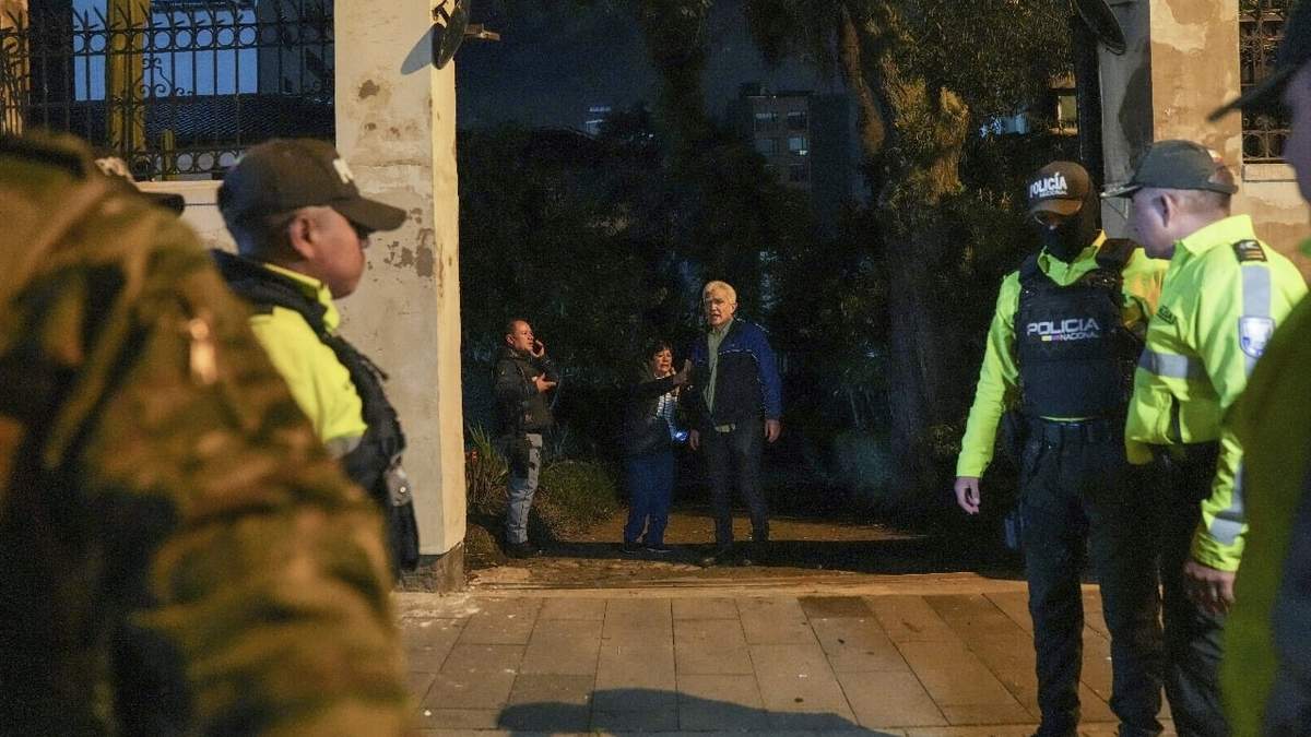 Roberto Canseco, encargado del consulado mexicano, en la entrada de la embajada de México en Quito, Ecuador, después la irrupción de la policía