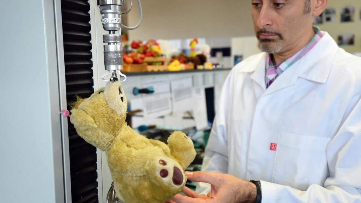 Un especialista examina un juguete en un laboratorio de Marsella