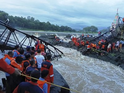 Dos muertos y 32 heridos tras derrumbe de un puente en destino turístico en la India (Video)