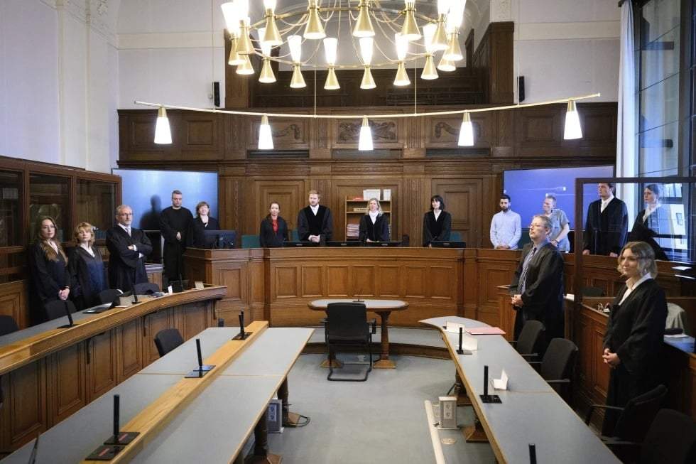 De izquierda a derecha, los abogados acusados Klaudia Dawidowic, Ria Halbritter y Christoph Stoll, la jueza presidenta Sylvia Busch (centro) y el fiscal Philipp Meyhöfer (segundo por la derecha), mientras un médico comparece ante el Tribunal Regional de Berlín (Alemania) para ser juzgado por el presunto asesinato de 15 pacientes en cuidados paliativos, el lunes 14 de julio de 2025.