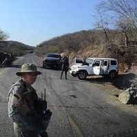 Retén de hombres armados frena convoy de reporteros que cubren a AMLO en Badiraguato (Video)