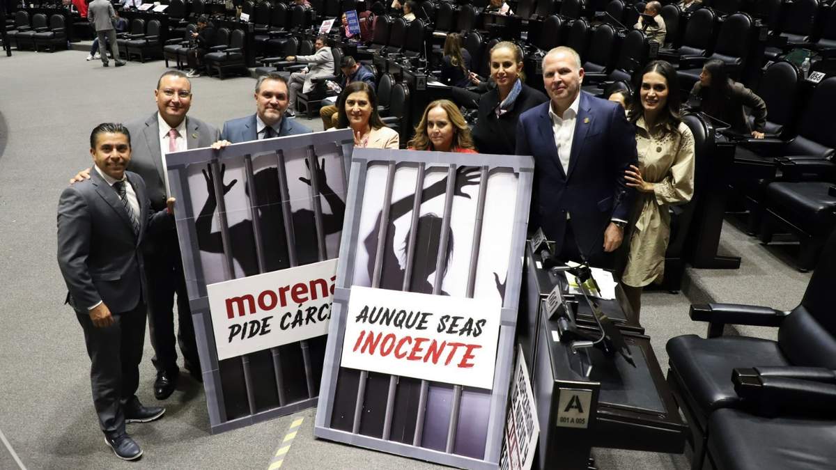Diputados de oposición mostraron cartulinas en rechazo a la reforma sobre prisión preventiva oficiosa en la sesión del miércoles