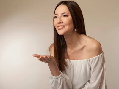 Bella y no ocupa mucho lugar: la planta de moda que Cristina Pérez elige para decorar el living de su casa