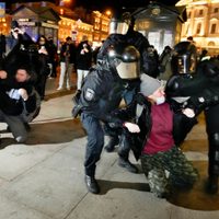 Detienen a 487 personas en protestas contra la invasión rusa a Ucrania