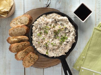 Dip de cebollas extracremoso: convertite en un experto en picadas con esta receta que es un 10 para el finde