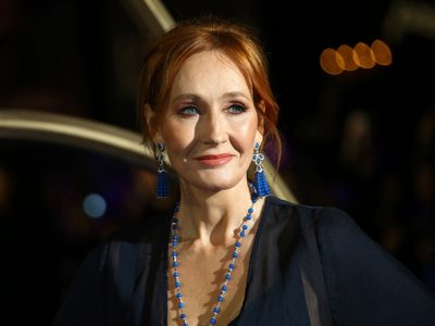 Policía exonera a JK Rowling por tuits contra la ley de tolerancia