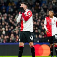 Santi Giménez en Champions: Falló una clarísima, metió autogol y Feyenoord quedó fuera (Video)