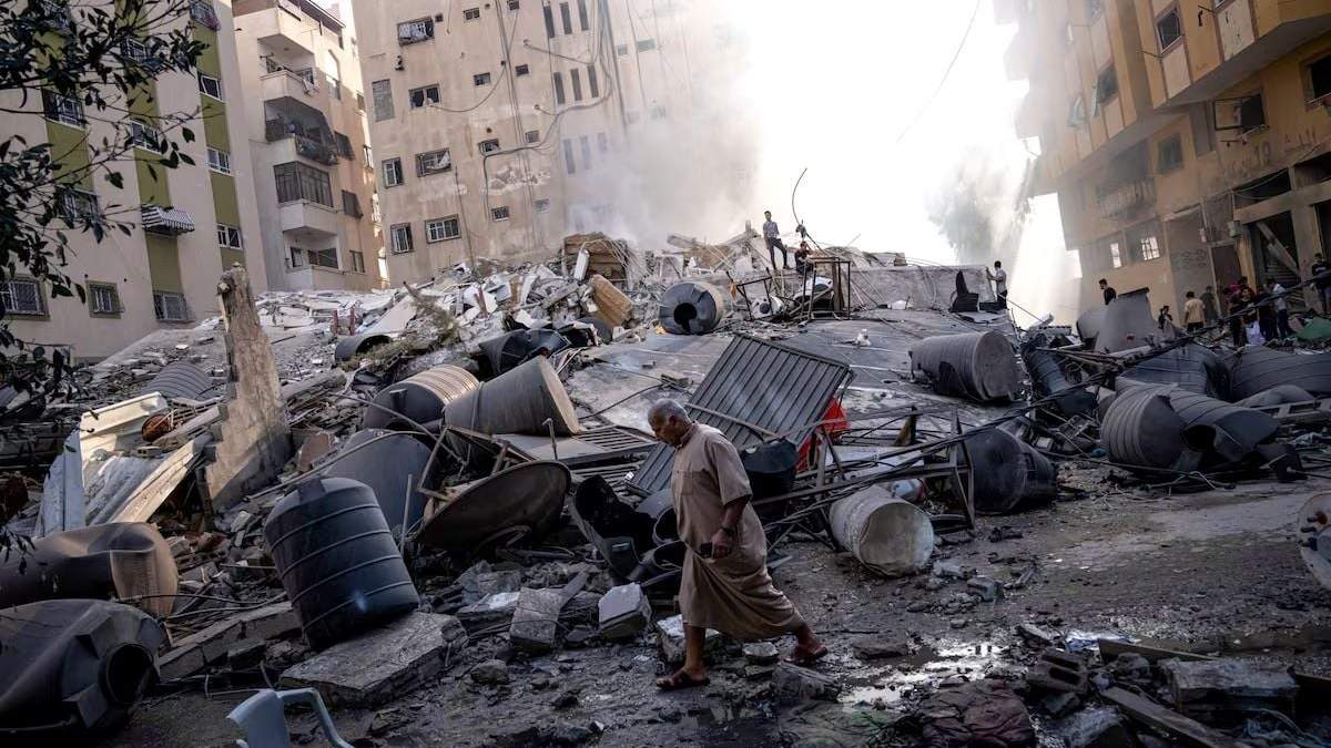 Un palestino pasa ante los restos de un edificio destruido en un ataque israelí en Gaza