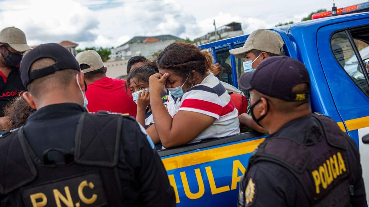 Migrantes hondureños detenidos en el departamento de Chiquimula, en Guatemala