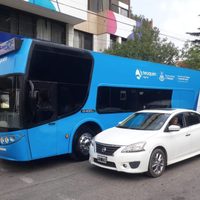 Un colectivo descapotable llega a Neuquén para el disfrute de turistas y locales