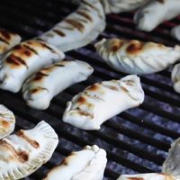 Ponete la 10 y hacete estas tremendas empanadas de pollo a la parrilla: ricas, jugosas y con un sabor único