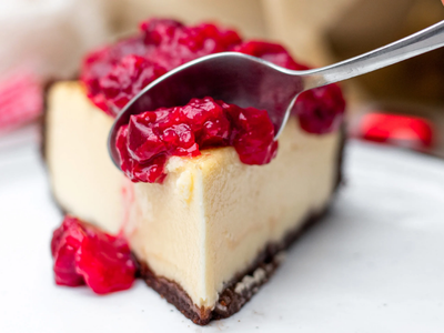 Torta de ricota y frutos rojos: una vuelta de tuerca de un clásico que es una verdadera delicia