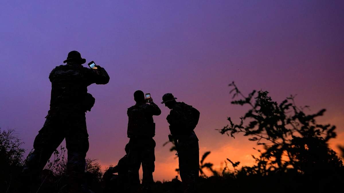 Agentes toman fotografías junto a la frontera entre Estados Unidos y México