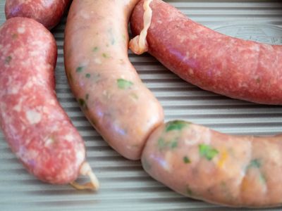 No gastés de más y prepará estas salchichas de pollo caseras para tus panchos en pocos minutos
