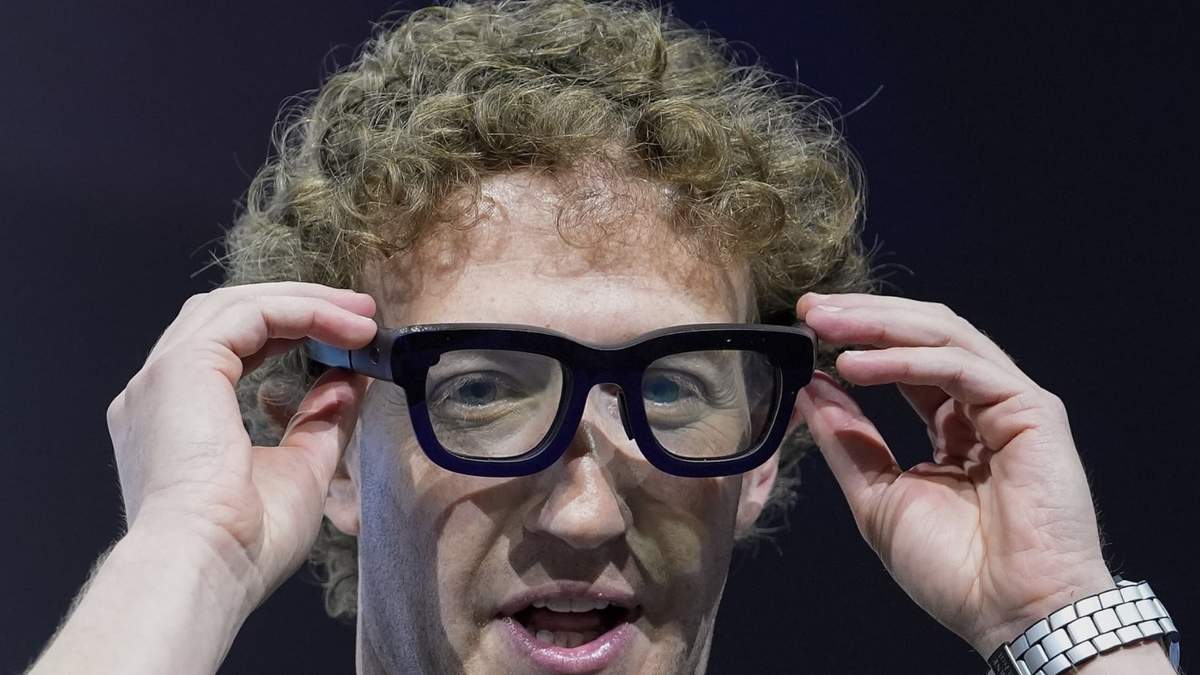 Mark Zuckerberg se coloca un par de gafas de realidad aumentada Orion en la conferencia Meta Connect
