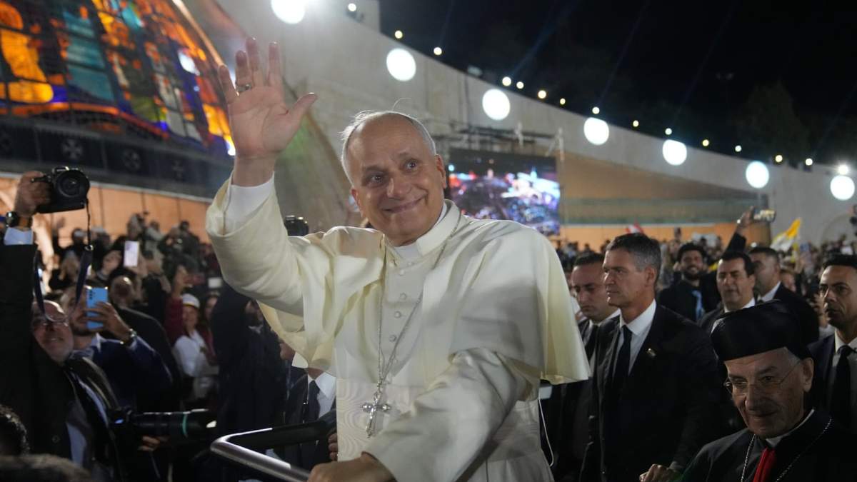 El Papa León XIV llega para un encuentro con jóvenes en la plaza ante el patriarcado maronita de Antioquía en Bkerke, Líbano