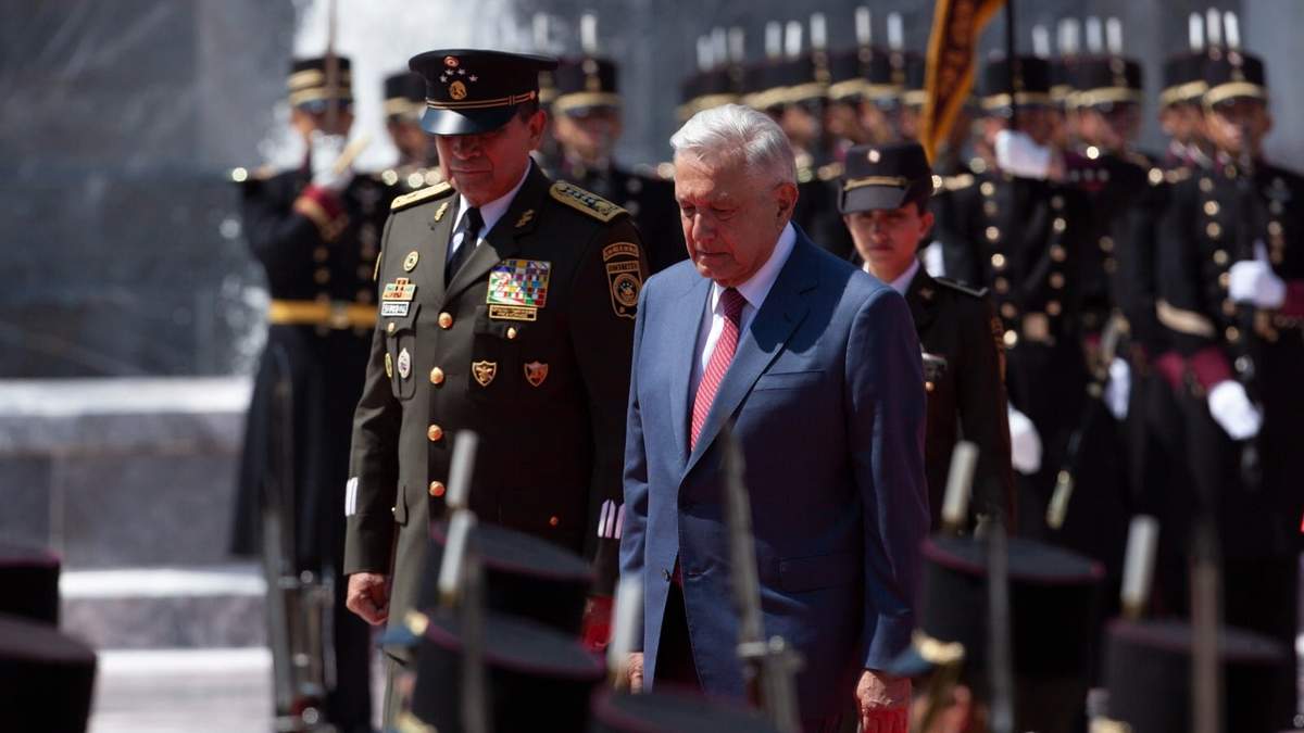 López Obrador en un acto del Colegio Militar