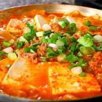 Una de las favoritas de Jung Hae In: Kimchi jjigae, la clásica sopa de la cocina coreana que se prepara en pocos pasos