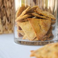 Crackers de garbanzos y lentejas: sin harina, súper crocantes y con un sabor único, el snack que salva tus picadas